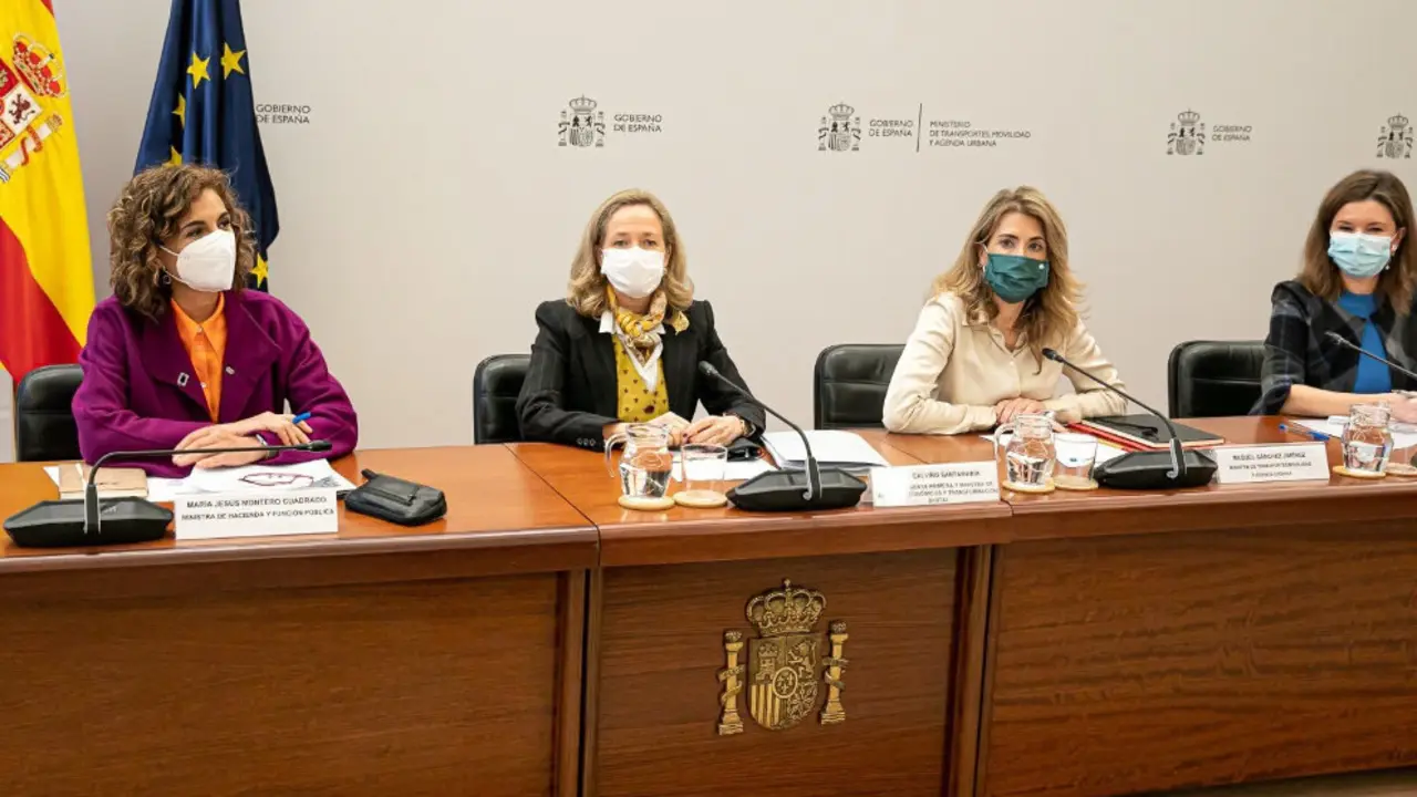 La vicepresidenta primera del Gobierno y ministra de Asuntos Ec&oacute;nomicos, Nadia Calvi&ntilde;o, y las ministras de Transportes y de Hacienda, Raquel S&aacute;nchez y Mar&iacute;a Jes&uacute;s Montero, en una reuni&oacute;n con el Comit&eacute; Nacional de Transporte por Carretera (CNTC)