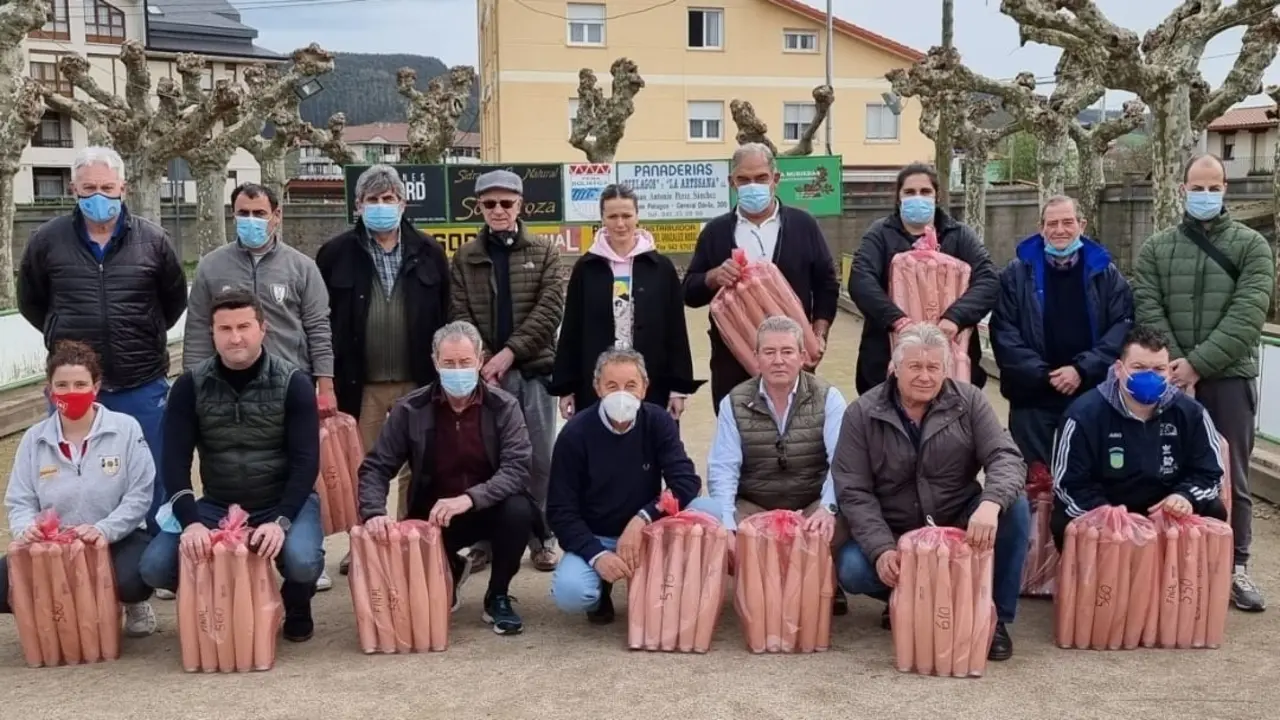 El Ayuntamiento de Pi&eacute;lagos entrega juegos de bolo palma a las pe&ntilde;as y la Escuela Municipal