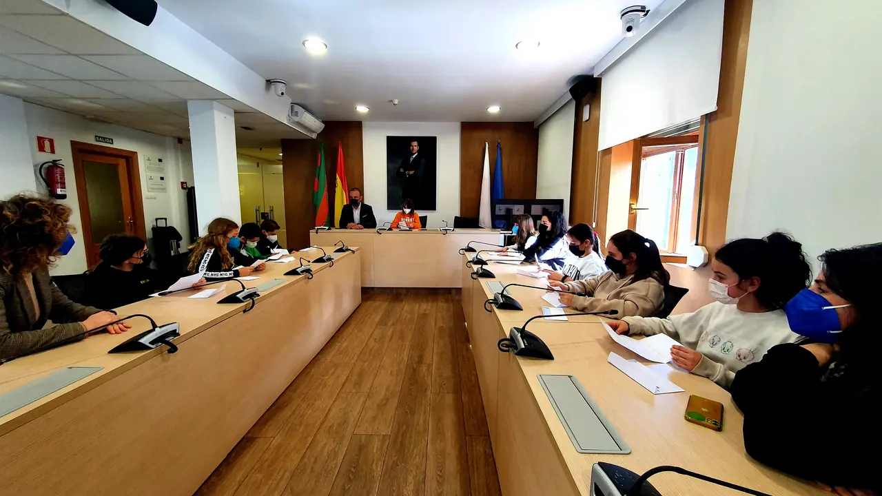 Los alumnos del colegio Pintor Escudero Espronceda visitan el Ayuntamiento