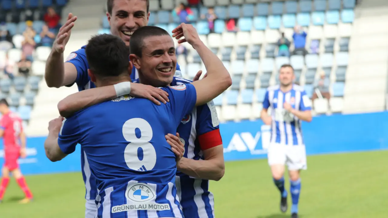 Futbolistas de la Gimnástica celebran un gol