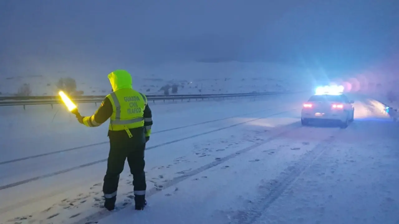 Guardia Civil auxilia y retira vehículos en dificultades por la nieve