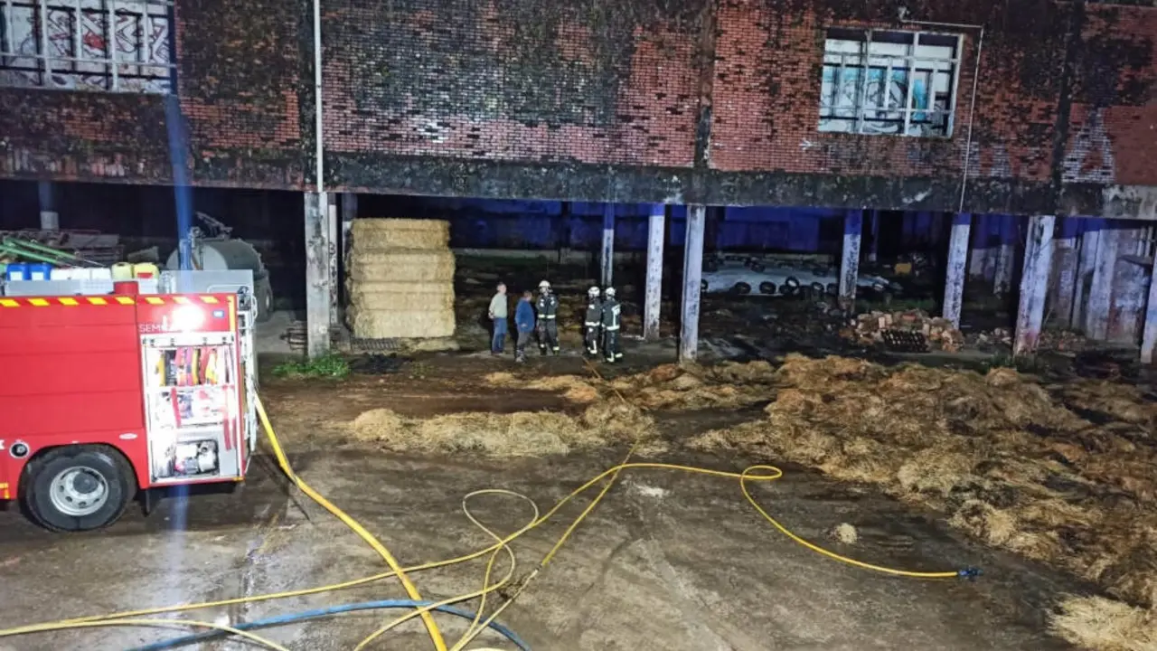 Incendio de rollos de hierba en el antiguo seminario de San Román de Cayón