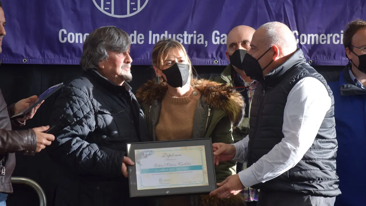 Homenaje en Pi&eacute;lagos a Elias Seti&eacute;n Cubillas, guarda jubilado del r&iacute;o Pas