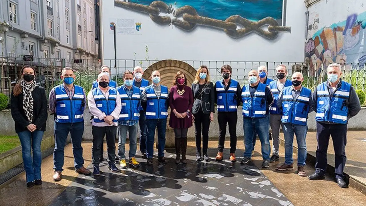 La consejera de Presidencia, Interior, Justicia y Acción Exterior, Paula Fernández, con los nuevos inspectores