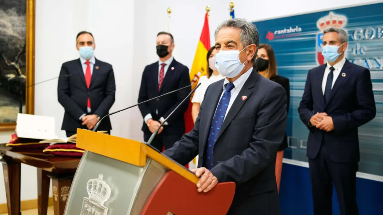 El presidente de Cantabria, Miguel Ángel Revilla, interviene en la toma de posesión del nuevo consejero de Sanidad de Cantabria, Raúl Pesquera