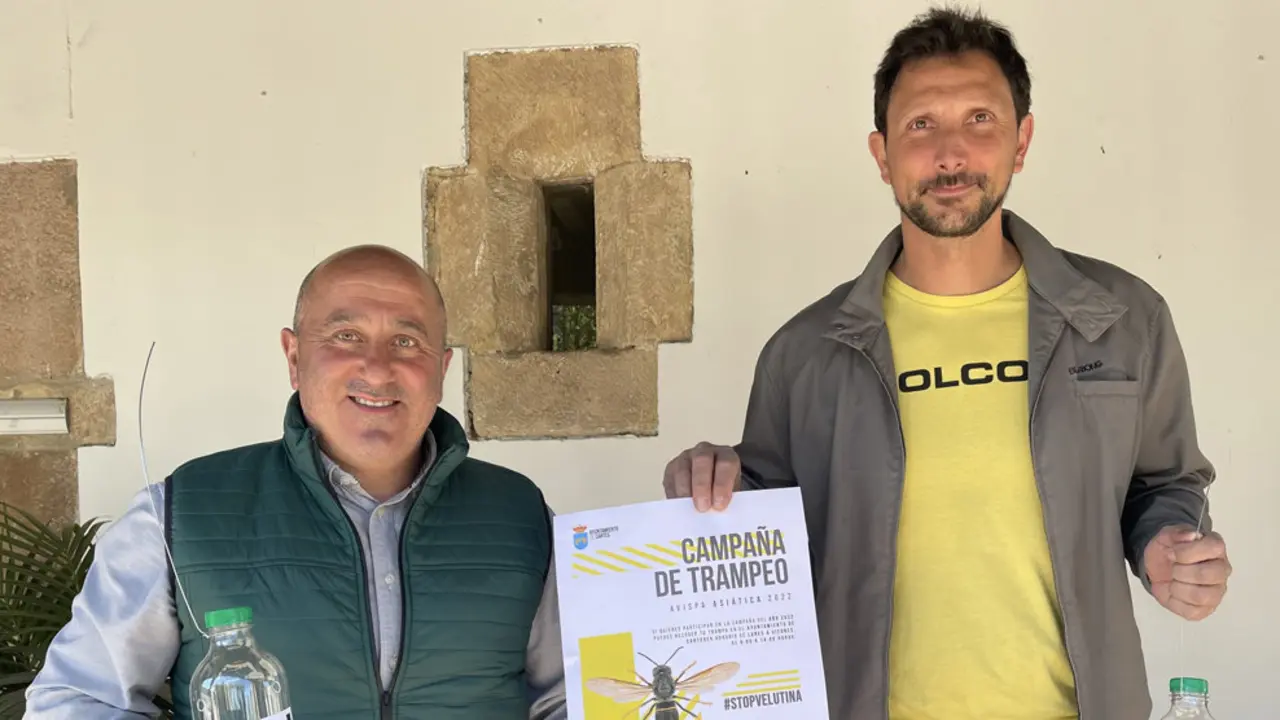 El alcalde de Cartes, Agustín Molleda (izda), y el concejal de Medio Ambiente del municipio, Álvaro Castillo, con el anuncio del inicio de la campaña de trampeo contra la avispa asiática