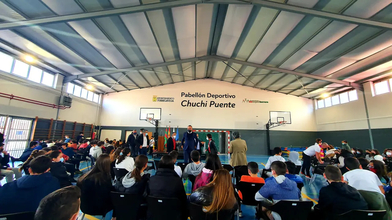 El IES Miguel Herrero de Torrelavega, bautizado con el nombre de Chuchi Puente, profesor del centro m&aacute;s de 30 a&ntilde;os