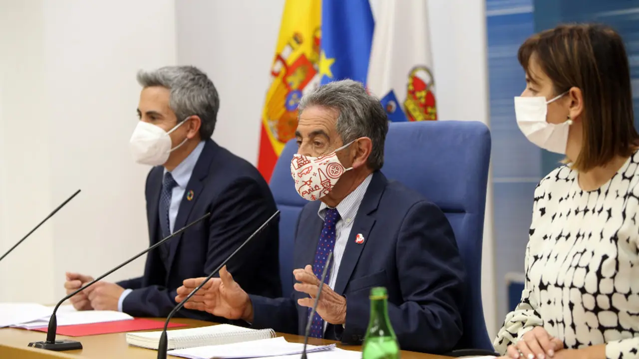 El presidente de Cantabria, Miguel Ángel Revilla; el vicepresidente, Pablo Zuloaga, y la consejera de Economía y Hacienda, María Sánchez, en una rueda de prensa sobre financiación autonómica