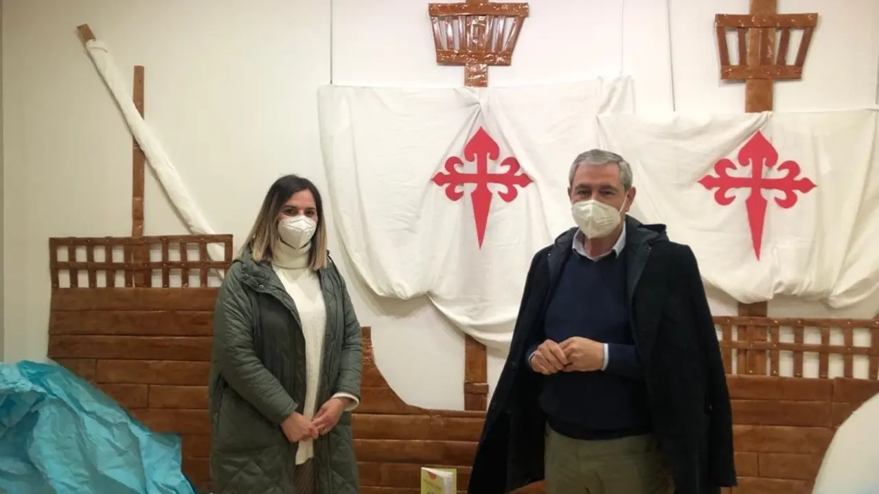 El alcalde de Suances, Andr&eacute;s Ruiz Moya, y la concejala de Concejala Arancha Prieto, inauguran una exposici&oacute;n con motivo del Mes del Libro