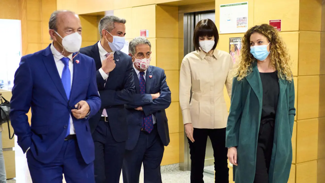 El presidente de Cantabria, Miguel Ángel Revilla, y la ministra de Ciencia, Diana Morant, a su llegada a una reunión en la sede del Gobierno de Cantabria