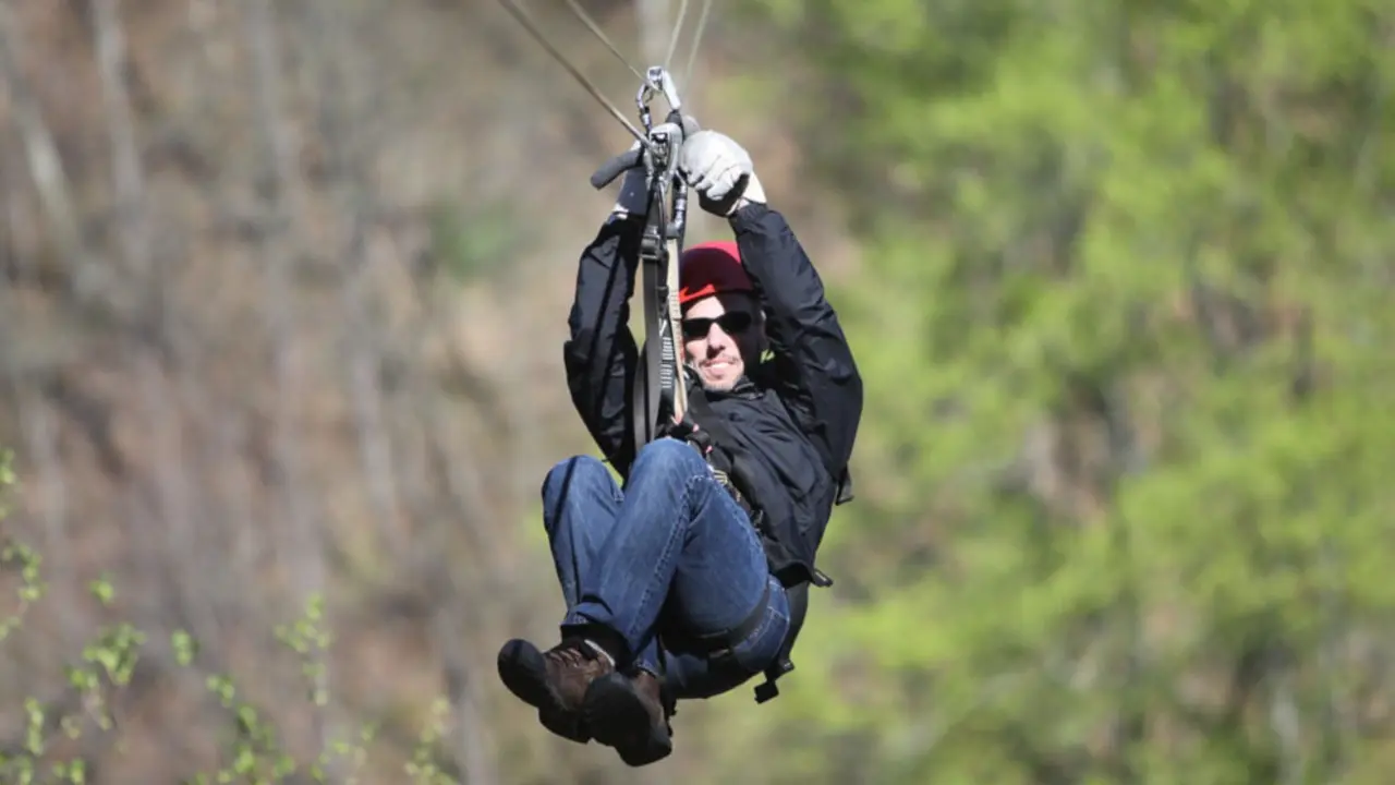 Un hombre tirándose por una tirolina