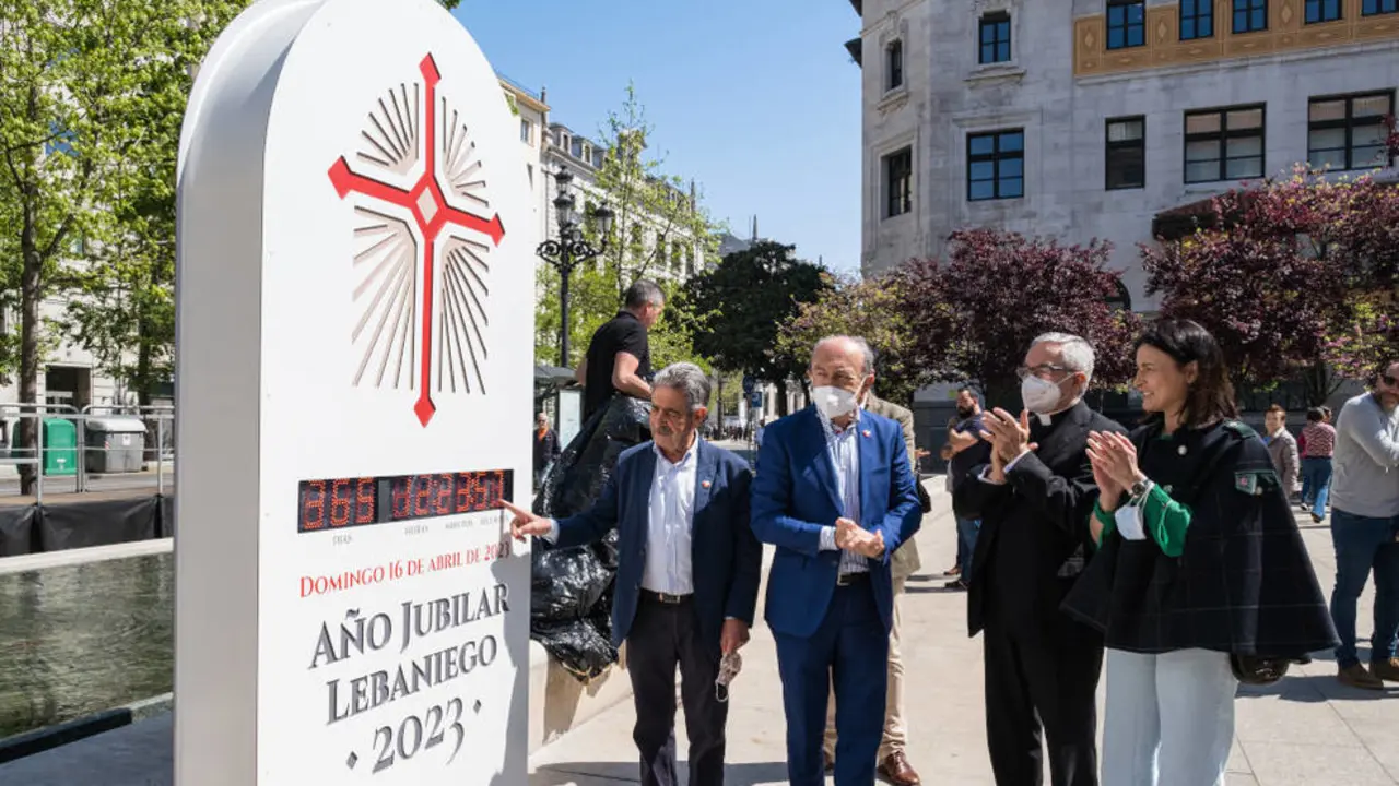 La puesta en marcha en Santander del reloj que marca la cuenta atrás para el septuagésimo cuarto Año Santo Lebaniego
