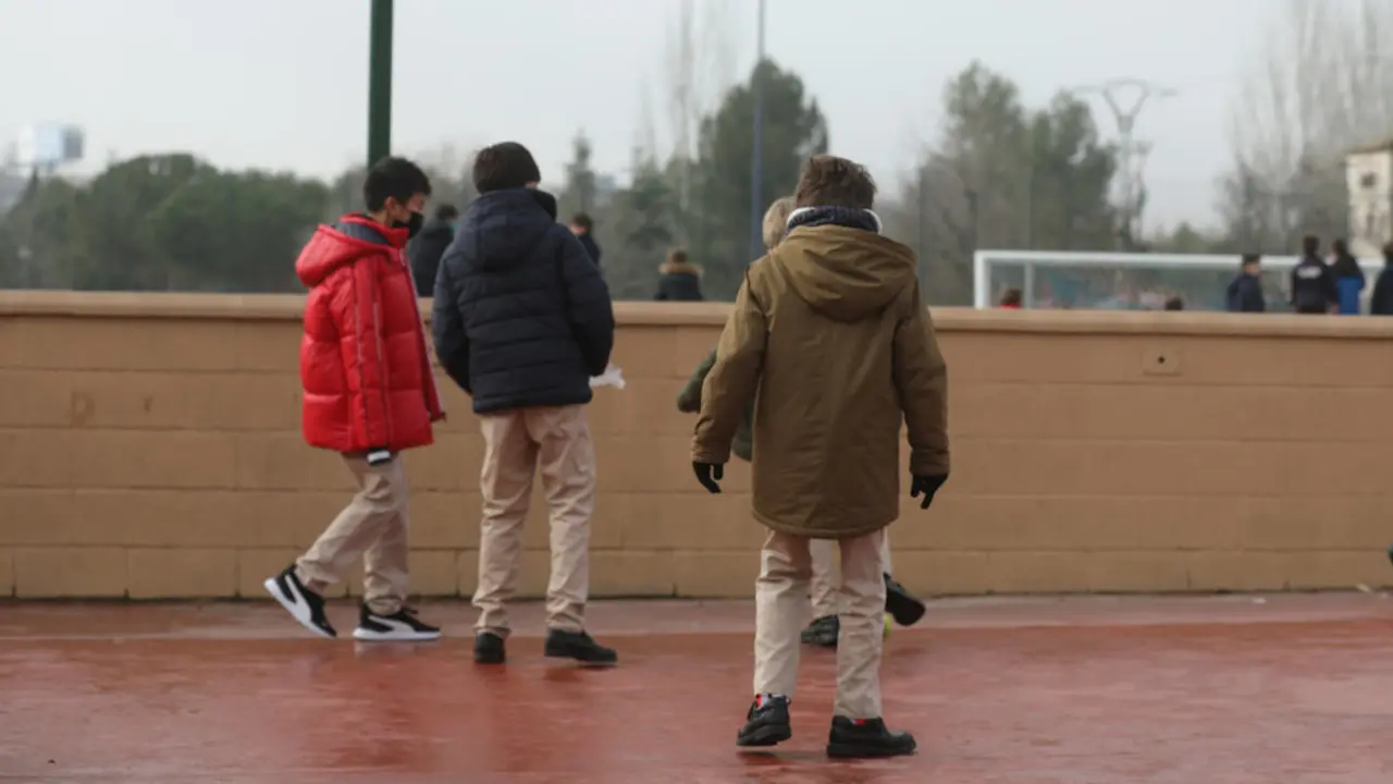 Varios niños jugando en el recreo de un colegio