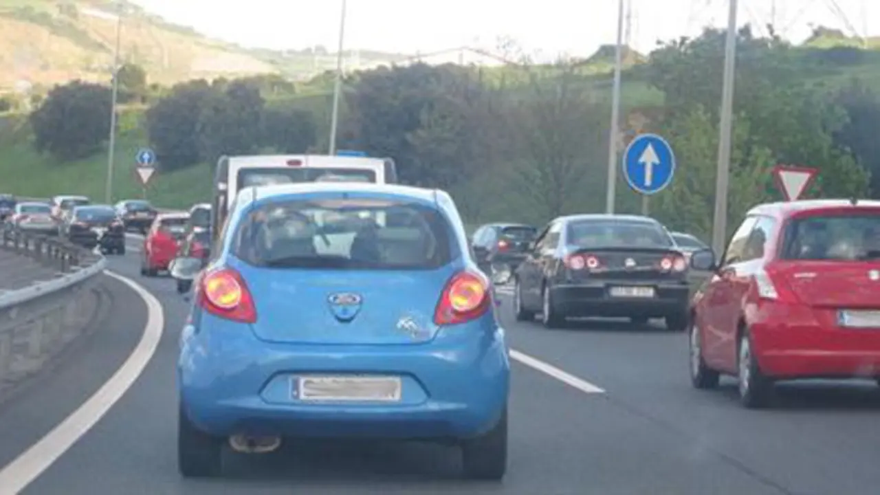 Varios tramos de la A-8 presentan retenciones