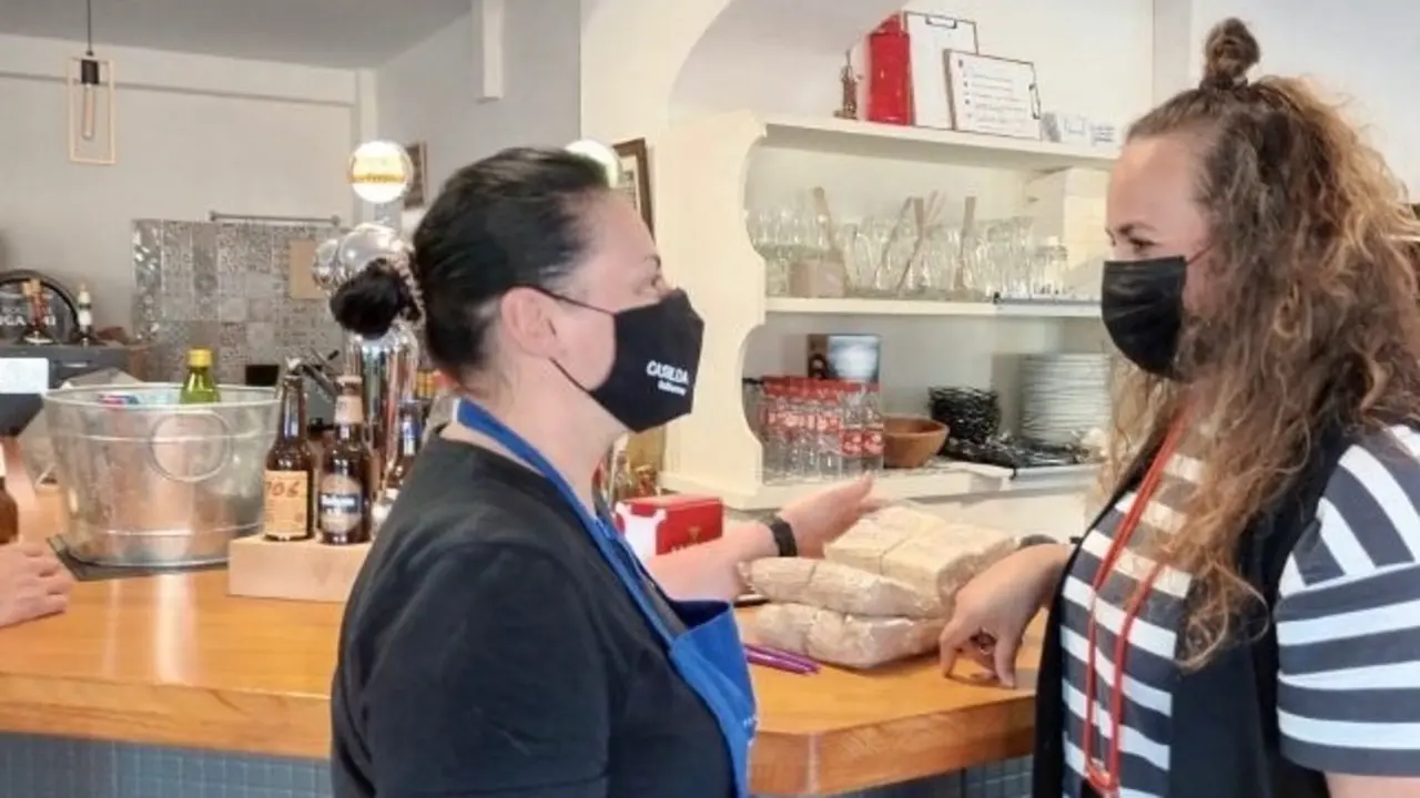 Reparto de servilletas con mensajes contra la violencia de g&eacute;nero en Suances