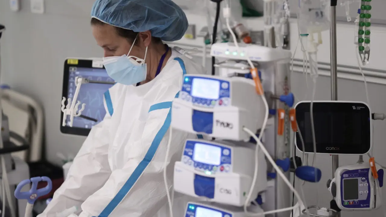 Una enfermera atiende a una paciente en la UCI