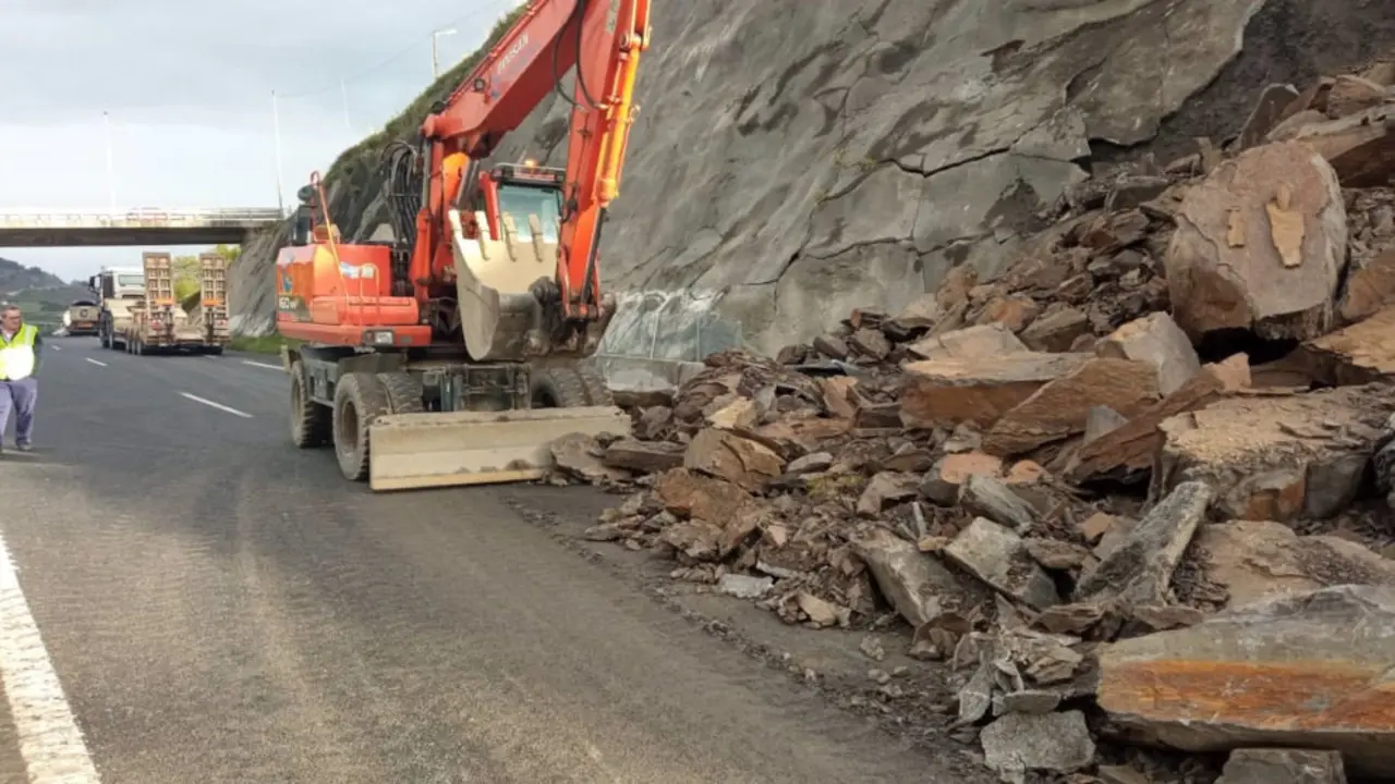 Labores de retirada del desprendimiento en la A-8, en el límite entre Cantabria y Vizcaya