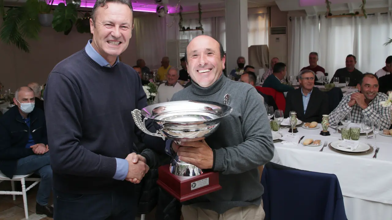 El consejero de Desarrollo Rural, Guillermo Blanco (izda) en la entrega de premios de la temporada c&aacute;ntabra de palomas mensajeras