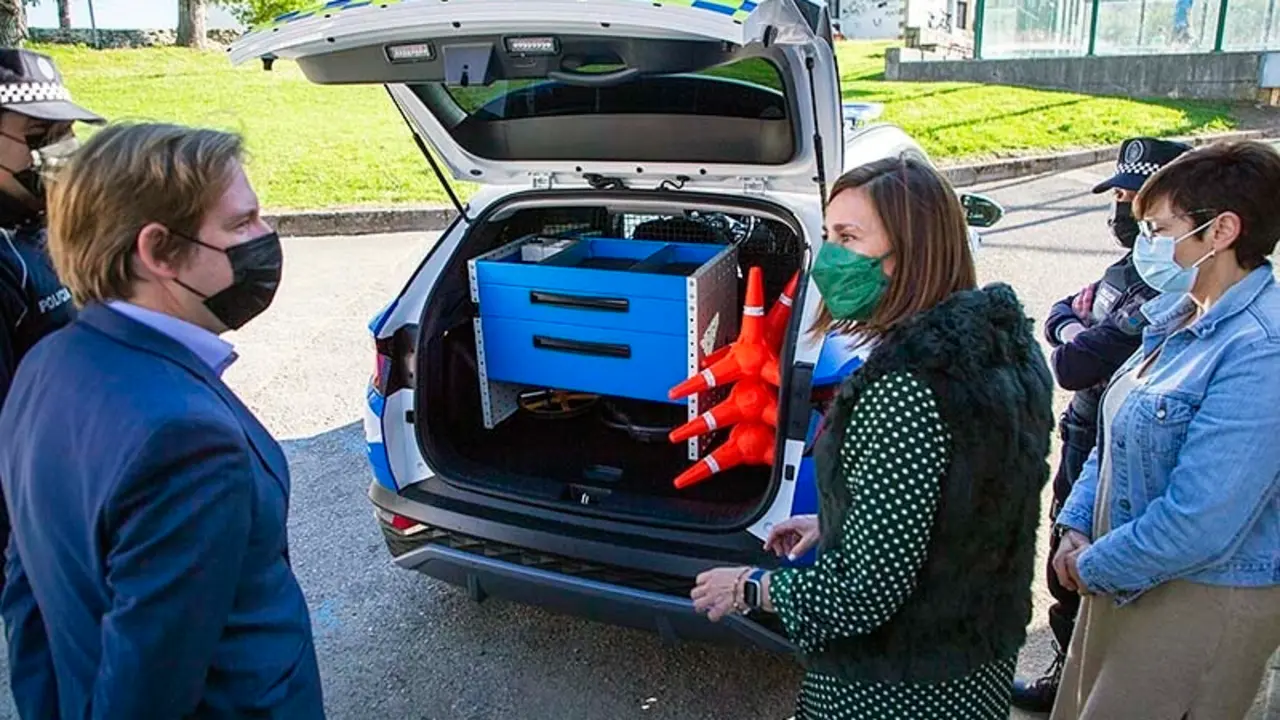 La Consejera De Presidencia, Interior, Justicia Y Acci&oacute;n Exterior, Paula Fern&aacute;ndez, Asiste A La Entrega Del Nuevo Veh&iacute;culo Destinado Al Cuerpo De Polic&iacute;a Local De Reoc&iacute;n, Junto Con El Alcalde, Pablo Diestro
