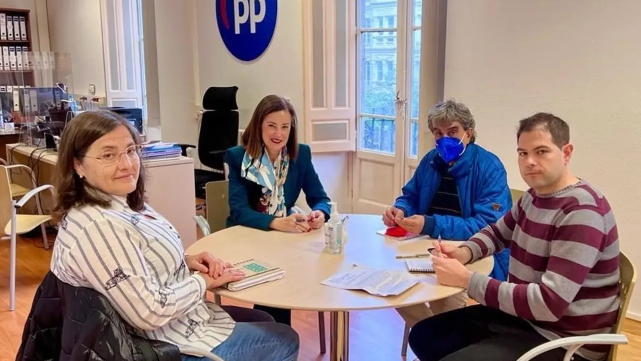 La portavoz municipal del PP en Torrelavega, Marta Fern&aacute;ndez Teijeiro, se re&uacute;ne con miembros de la Mesa de Movilidad del Besaya