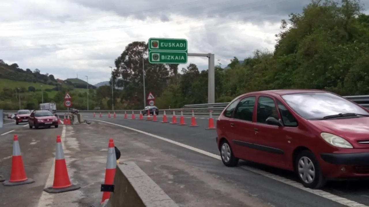 Carril habilitado en la A-8 en dirección Santander en la calzada contraria a donde se produjo el argayo