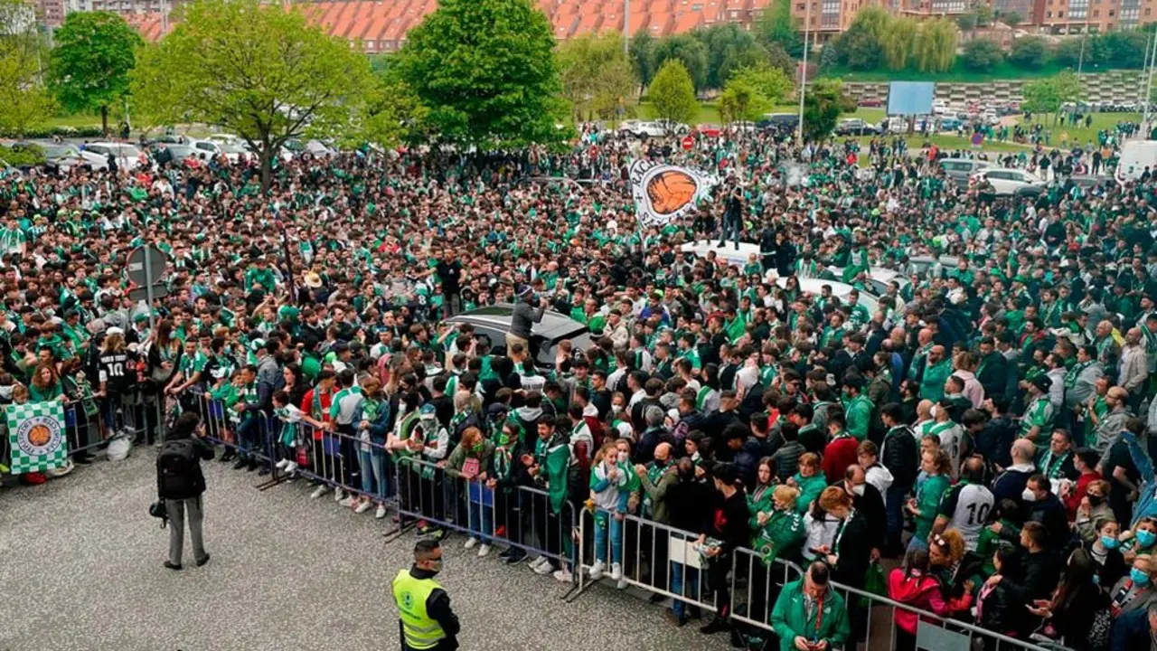 Miles de racinguistas celebran con el equipo el ascenso a Segunda División