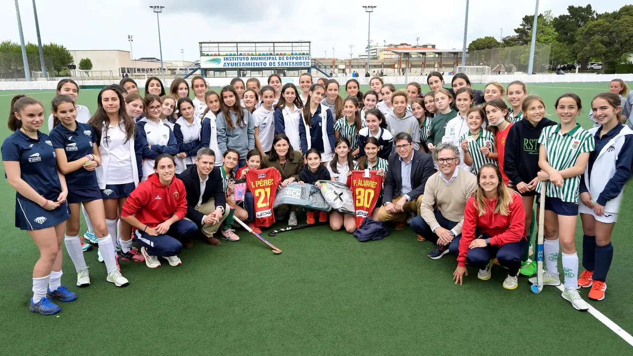Las jugadoras de la selecci&oacute;n espa&ntilde;ola de hockey, Beatriz P&eacute;rez y Patricia &Aacute;lvarez, junto a la alcaldesa de Santander, Gema Igual y las 70 deportistas c&aacute;ntabras