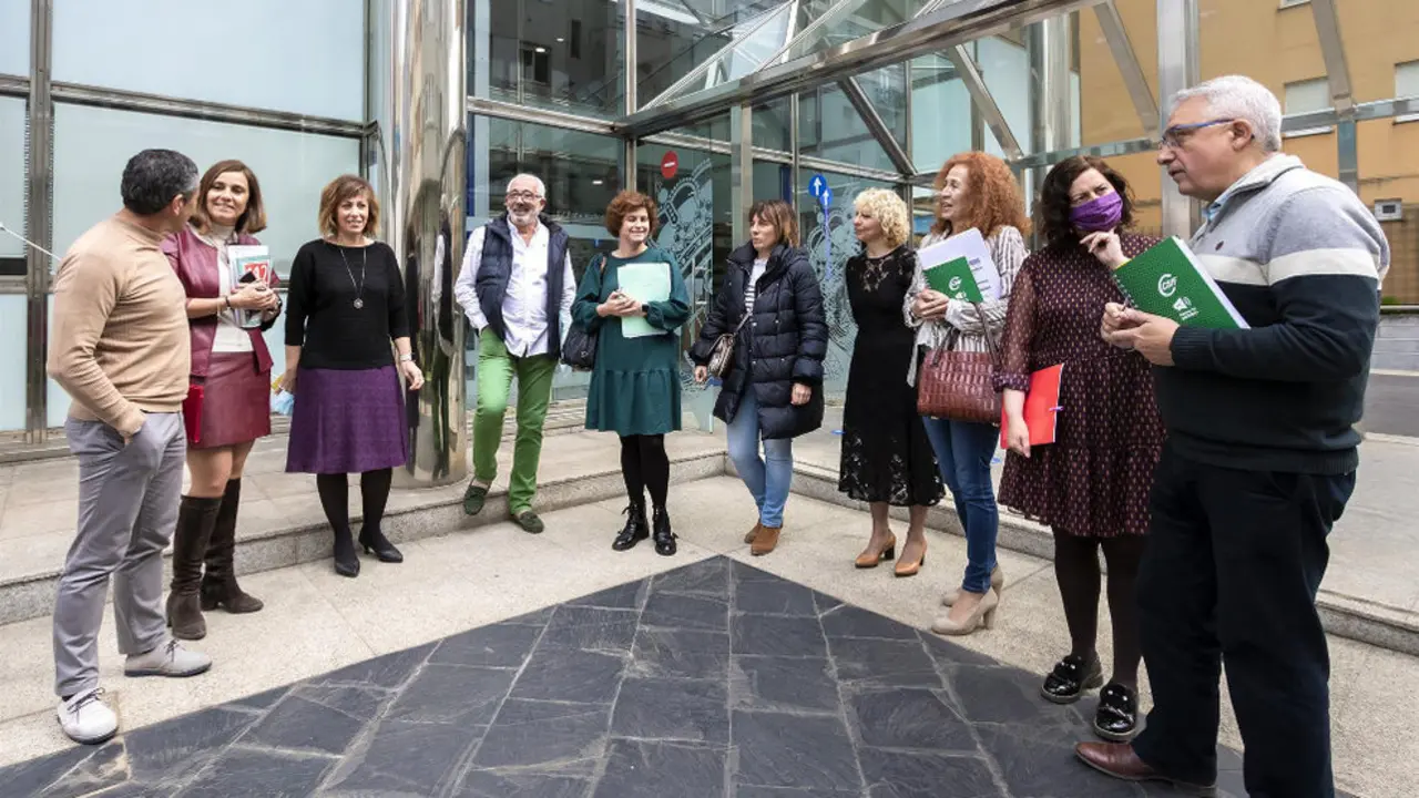 La consejera de Presidencia, Interior, Justicia y Acción Exterior, Paula Fernández, y representantes sindicales, llegan a un acuerdo sobre la Oferta de Empleo Público (OEP) en la Administración General del Gobierno de Cantabria