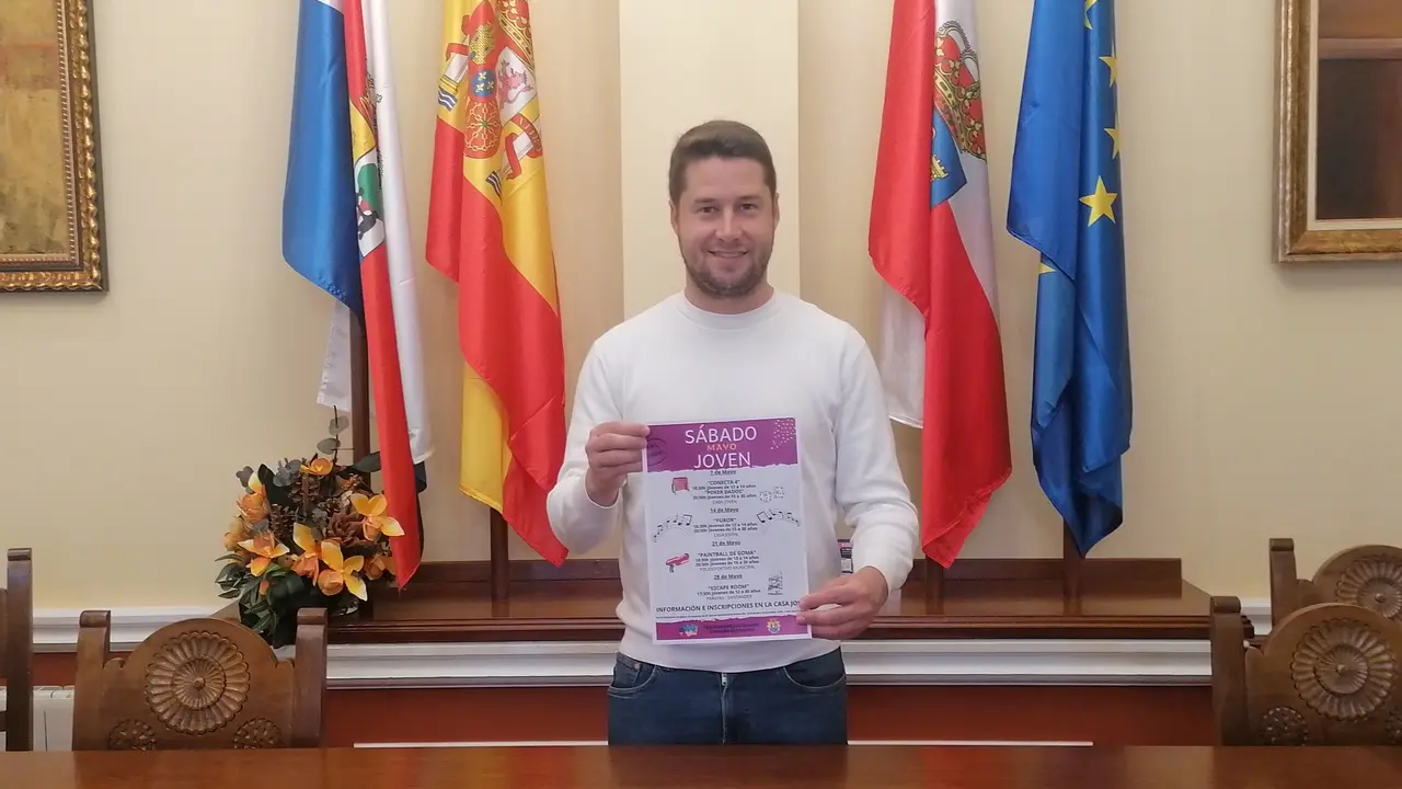 El concejal de Juventud, Francisco Gasc&oacute;n, presenta la programaci&oacute;n de mayo del programa 'S&aacute;bado Joven'