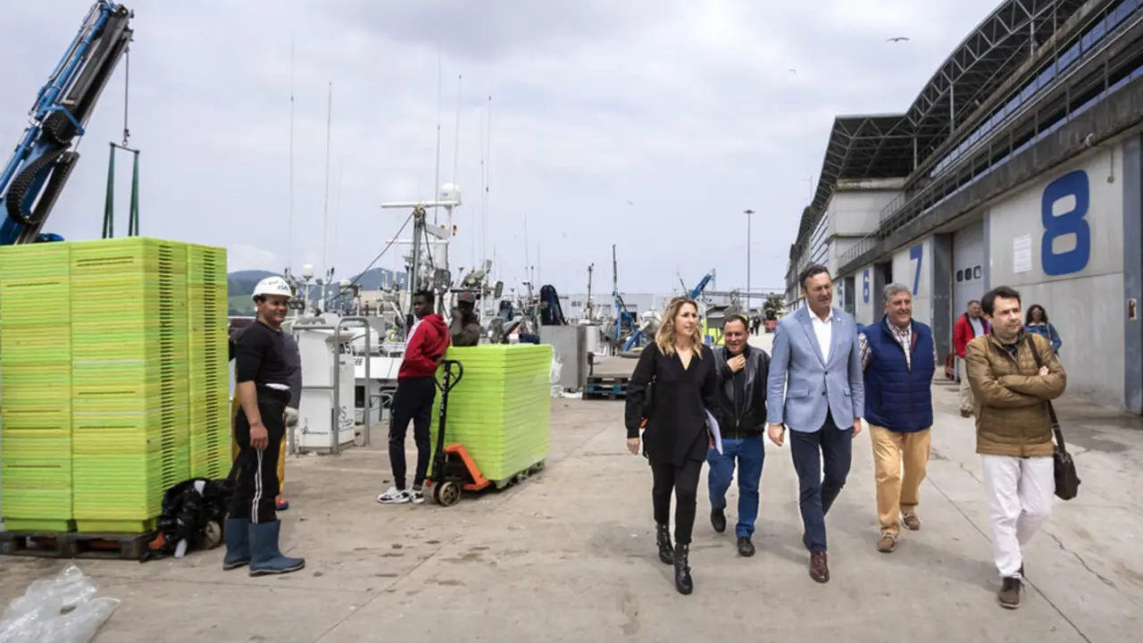 El Consejero De Desarrollo Rural, Ganadería, Pesca, Alimentación Y Medio Ambiente, Guillermo Blanco, Visita El Puerto De Santoña Para Comprobar La Descarga De La Costera De La Anchoa Y El Verdel
