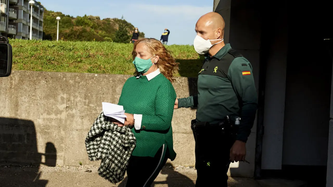 Carmen Merino, la acusada por el crimen del cráneo de Castro Urdiales, sale custodiada por agente de la Guardia Civil a su salida del Juzgado de Instrucción número 3 de Castro Urdiales, Cantabria (España), a 13 de noviembre de 2020