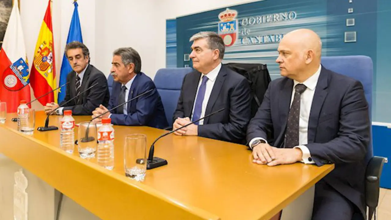 El presidente de Cantabria, Miguel Ángel Revilla, y el exconsejero de Industria, Francisco Martín, junto con los directivos de EMERITA R., el canadiense David Gower y el sevillano Joaquín Merino