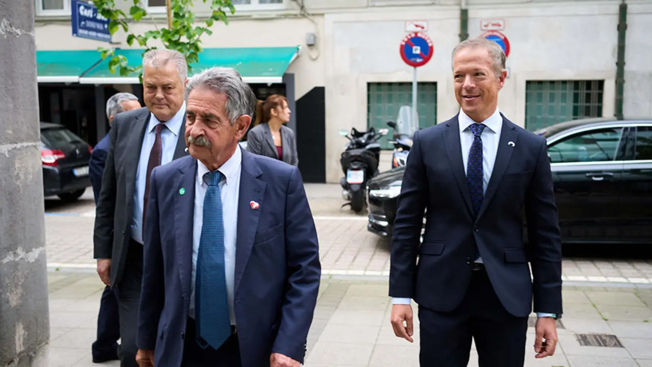 El presidente del Parlamento de Cantabria, Joaquín Gómez; el presidente del Gobierno de Cantabria, Miguel Ángel Revilla y el presidente del Senado, Ander Gil, a su llegada a una reunión en la sede del gobierno de Cantabria
