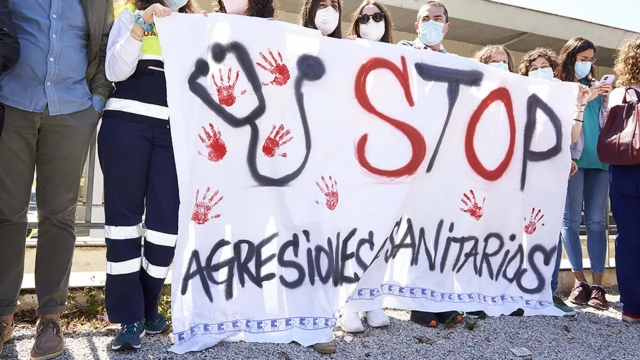 Varias personas con una pancarta que reza 'Stop Agresiones a Sanitarios' se manifiestan en el centro de Salud Los Castros