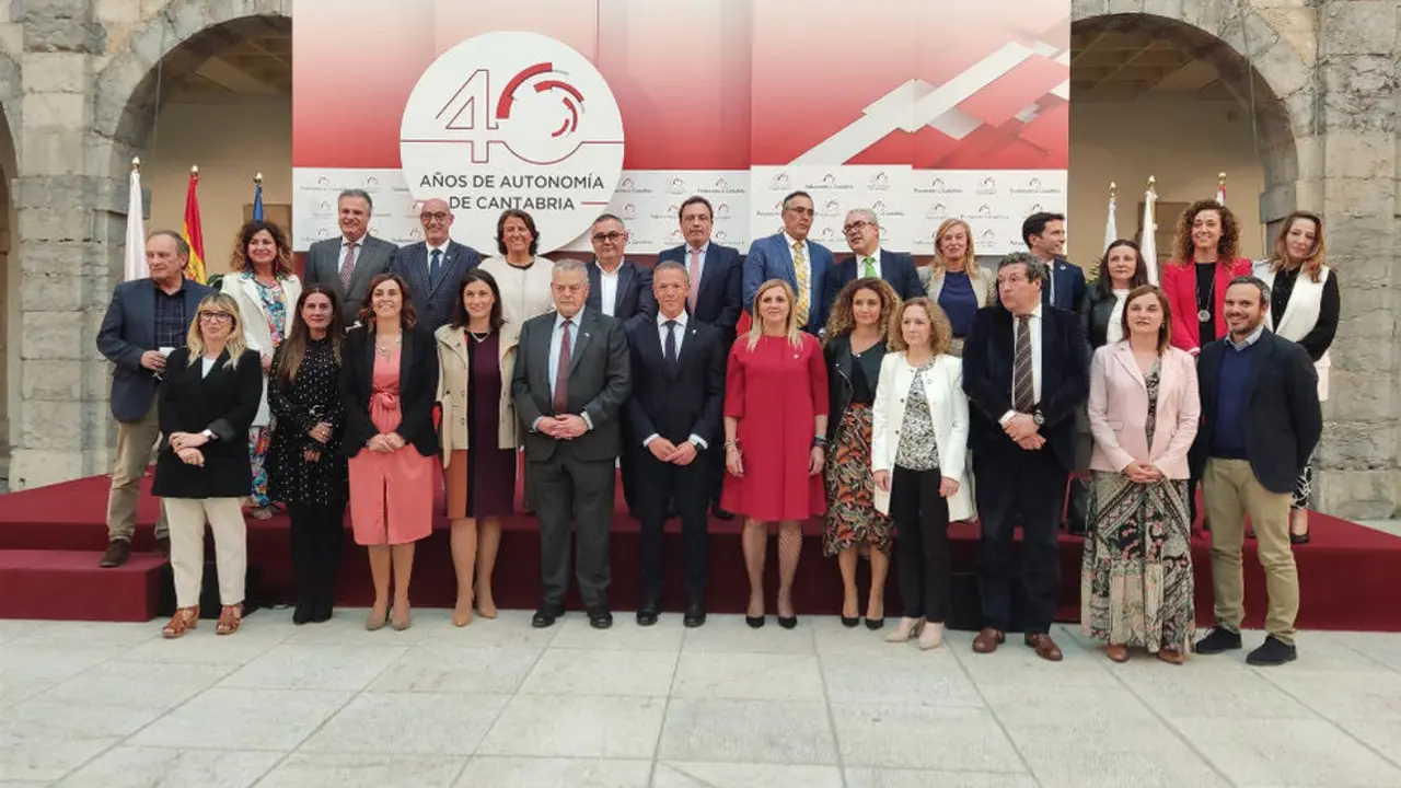 El presidente del Senado, Ander Gil, ha intervenido en la conferencia '40 años del Estado Autonómico' del Parlamento de Cantabria