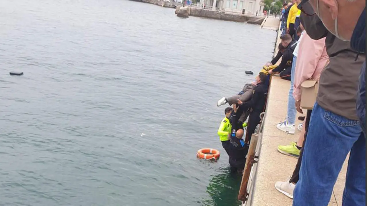 Rescate del hombre tras caerse a la bahía