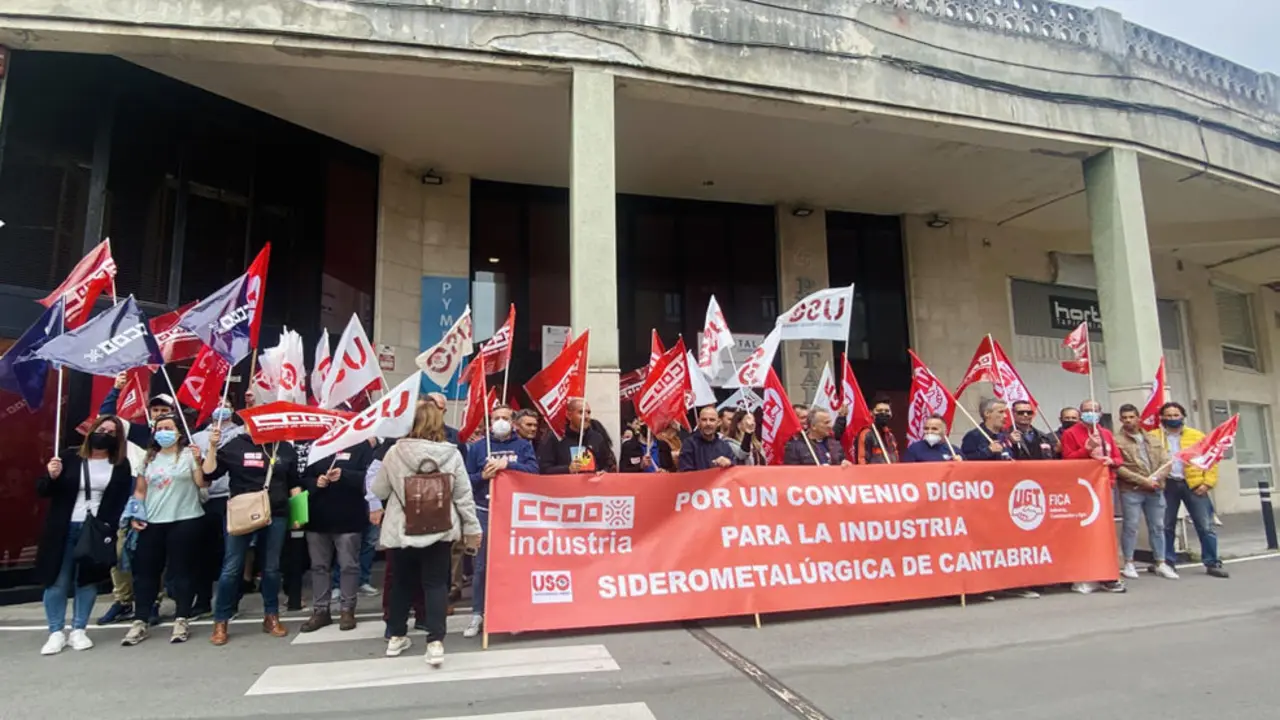 Concentración de los trabajadores del metal ante la patronal Pymetal