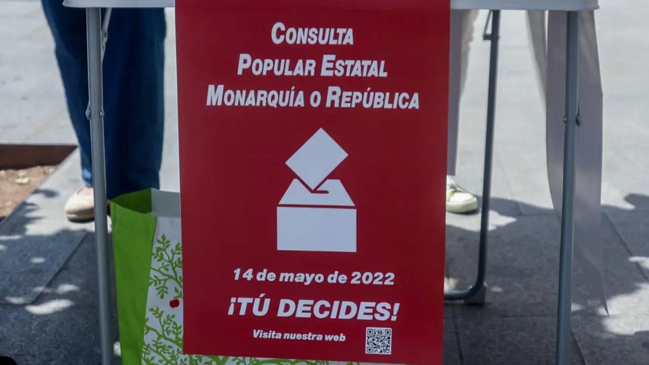 Cartel de la consulta popular estatal, no oficial, entre monarquía o república