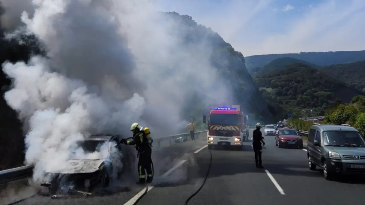  Vehículo calcinado en la A-8