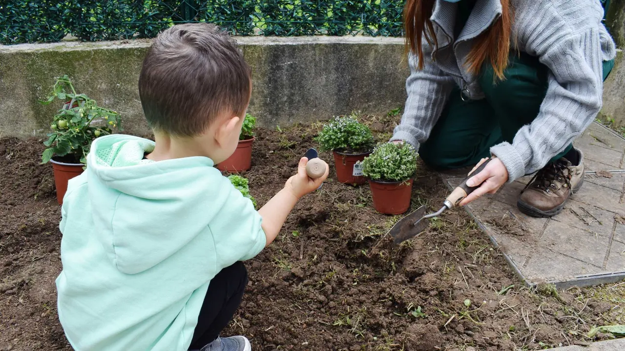 Un ni&ntilde;o de Pi&eacute;lagos aprende sobre la biodiversidad local y el medio ambiente en las guarder&iacute;as-ludotecas