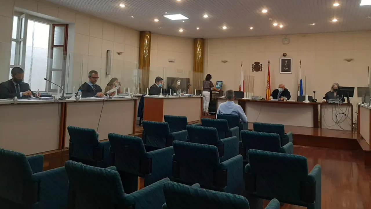 Uno de los empleados de Santillana del Mar acusado de quedarse el dinero del parking que lo niega, declarando en el juicio contra él en la Audiencia Provincial de Cantabria