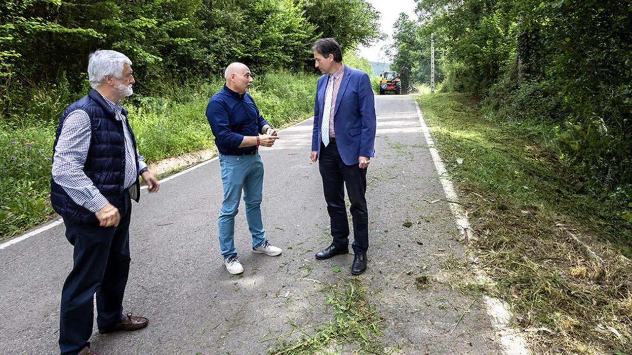 El consejero de Obras Públicas, Ordenación del Territorio y Urbanismo, José Luis Gochicoa, visita las labores de desbroce que se están acometiendo en un vial