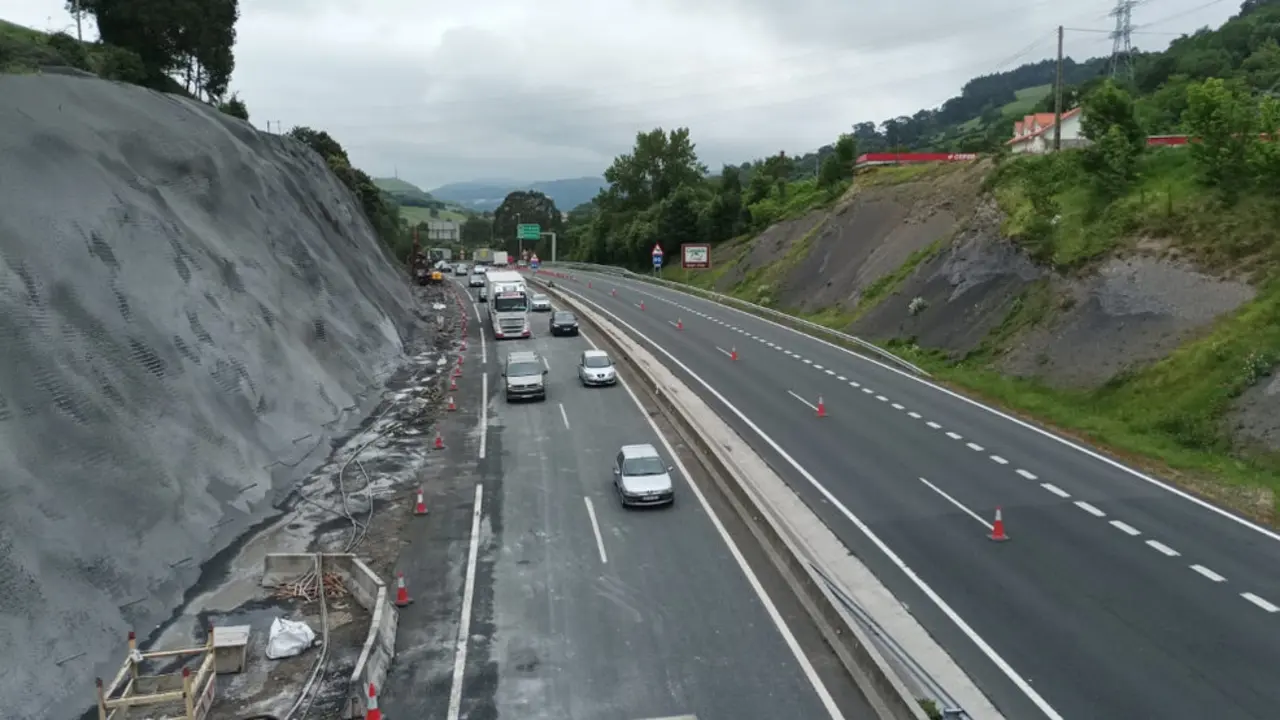 La calzada de la A-8 afectada por el desprendimiento en el límite con Vizcaya