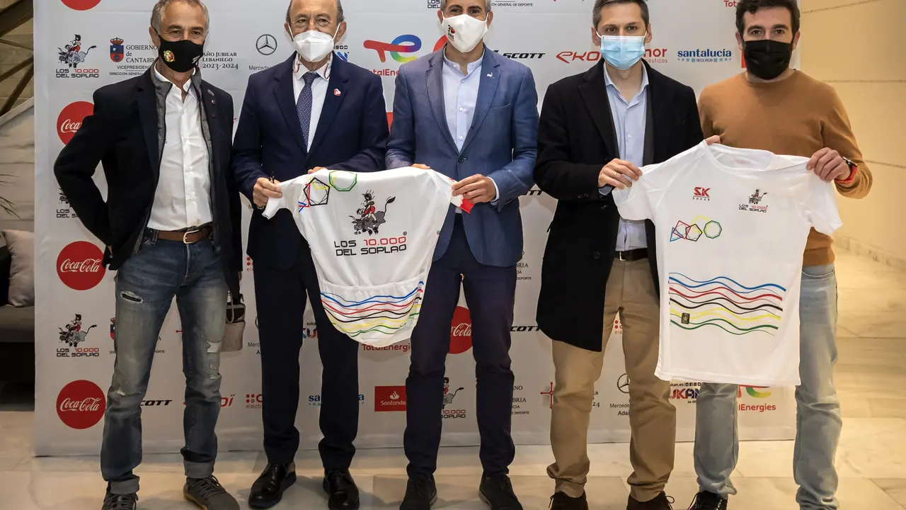 El vicepresidente y consejero de Universidades, Igualdad, Cultura y Deporte, Pablo Zuloaga, y el consejero de Industria, Turismo, Innovaci&oacute;n, Transporte y Comercio, Javier L&oacute;pez Marcano, en la presentaci&oacute;n de la prueba de Los 10.000 del Soplao.