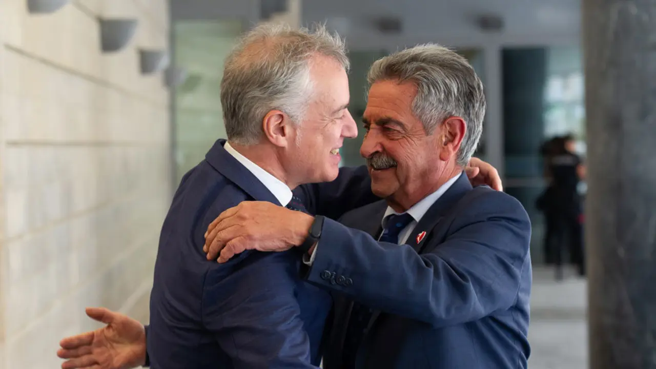 El Lehendakari Urkullu recibe al Presidente de Cantabria Miguel Ángel Revilla a su llegada a la Comisión Arco Atlántico en San Sebastián