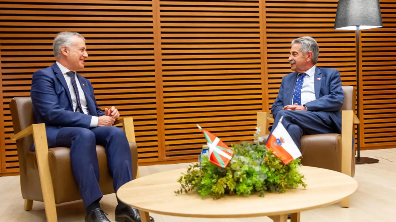 El Lehendakari, Íñigo Urkullu, y el presidente de Cantabria, Miguel Ángel Revilla