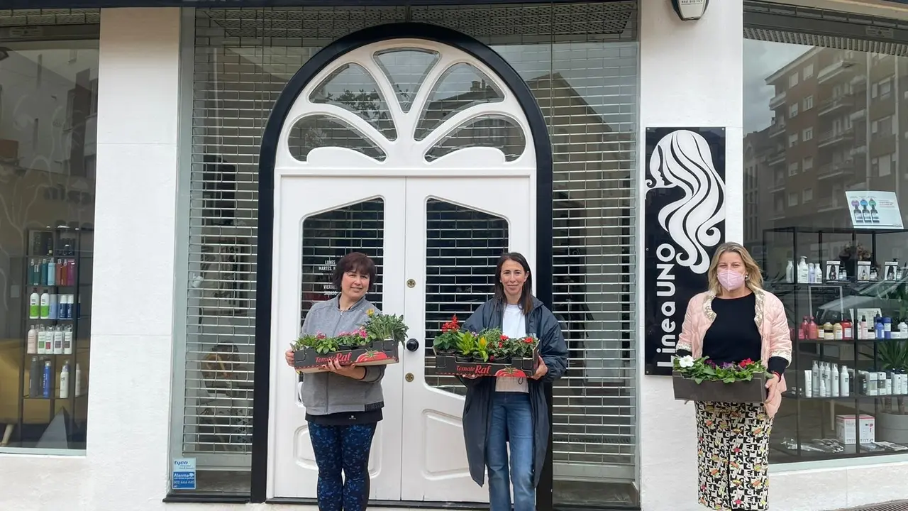 La concejala de Comercio, Cristina Garc&iacute;a Vi&ntilde;as, junto a uno de los establecimientos que participan en 'Cultiva Torrelavega'