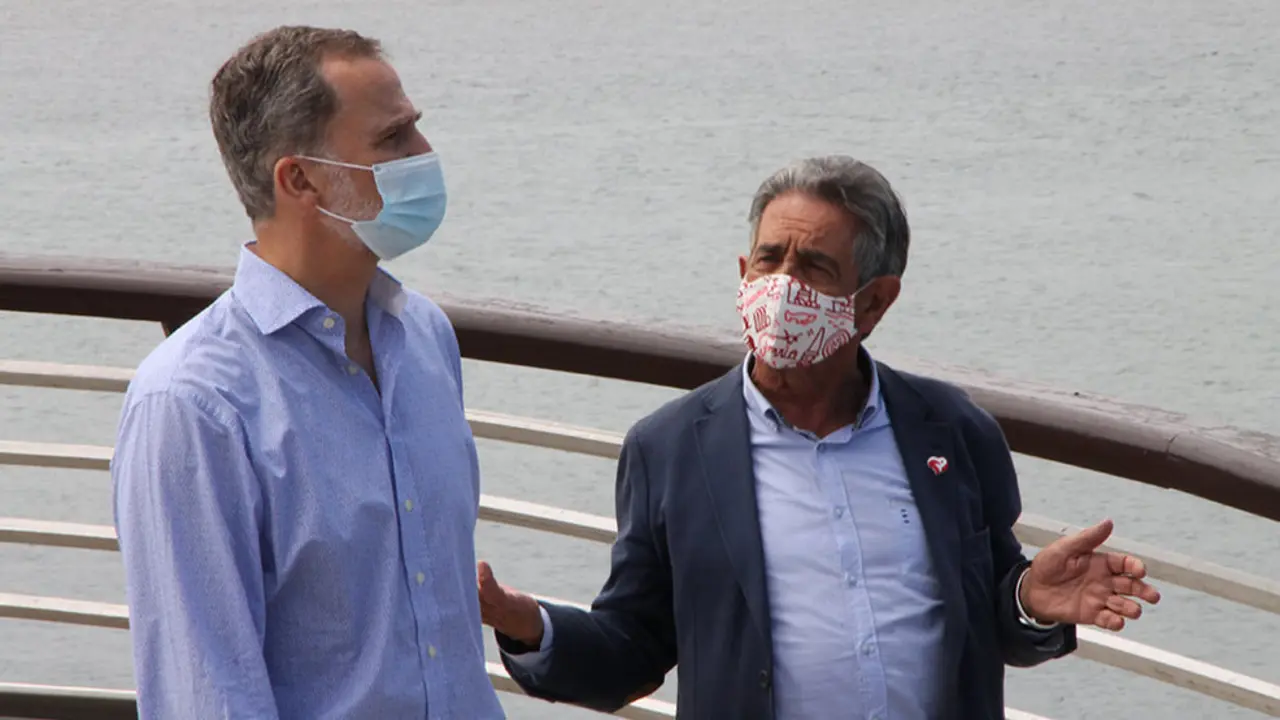 El Rey Felipe VI y el presidente de Cantabria, Miguel Ángel Revilla, durante la visita a Santoña
