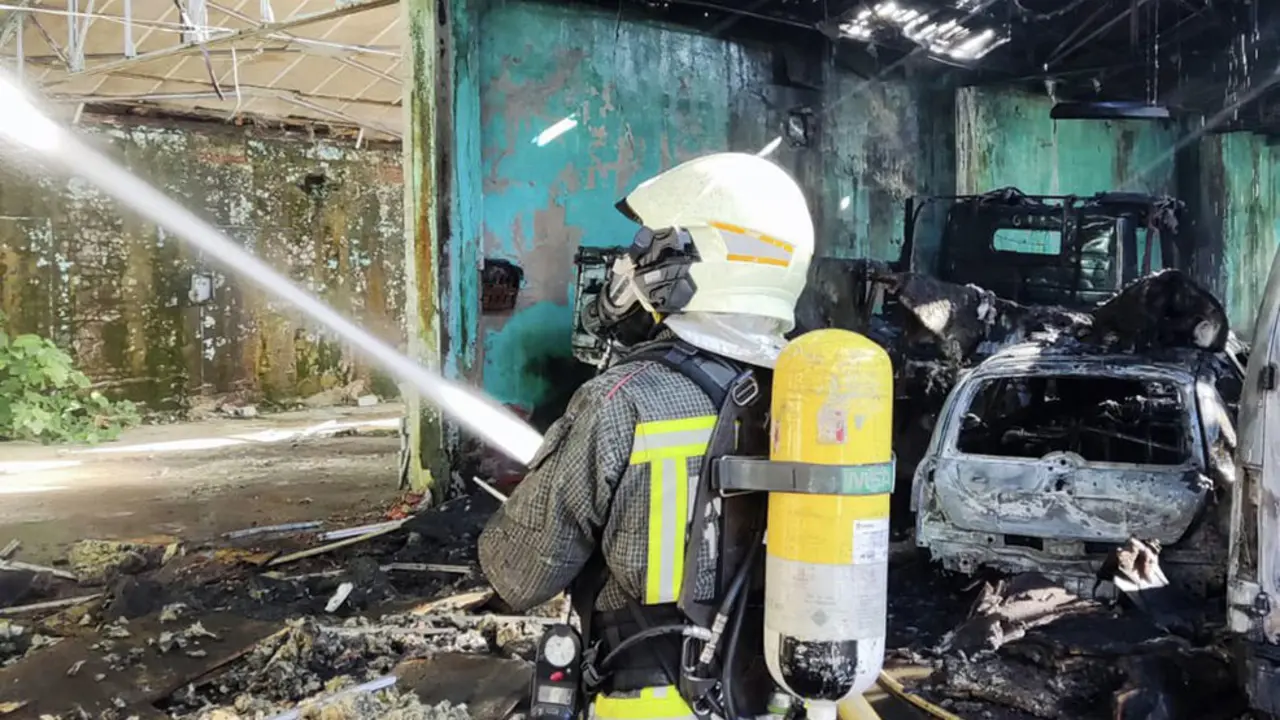 Incendio de una nave en Ramales | Foto- 112