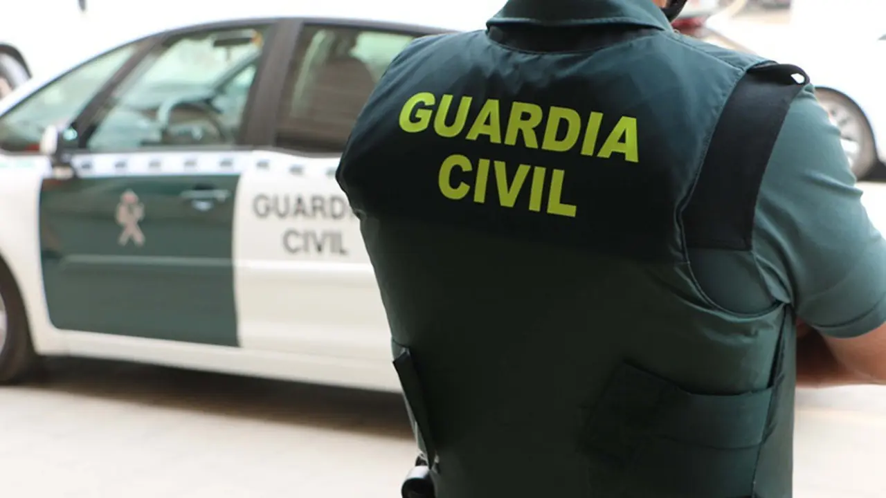 Un agente de la Guardia Civil, de espaldas